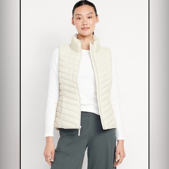 Old Navy Women's White Quilted puffer Vest size XS fits Small NWOT - Picture 1 of 4